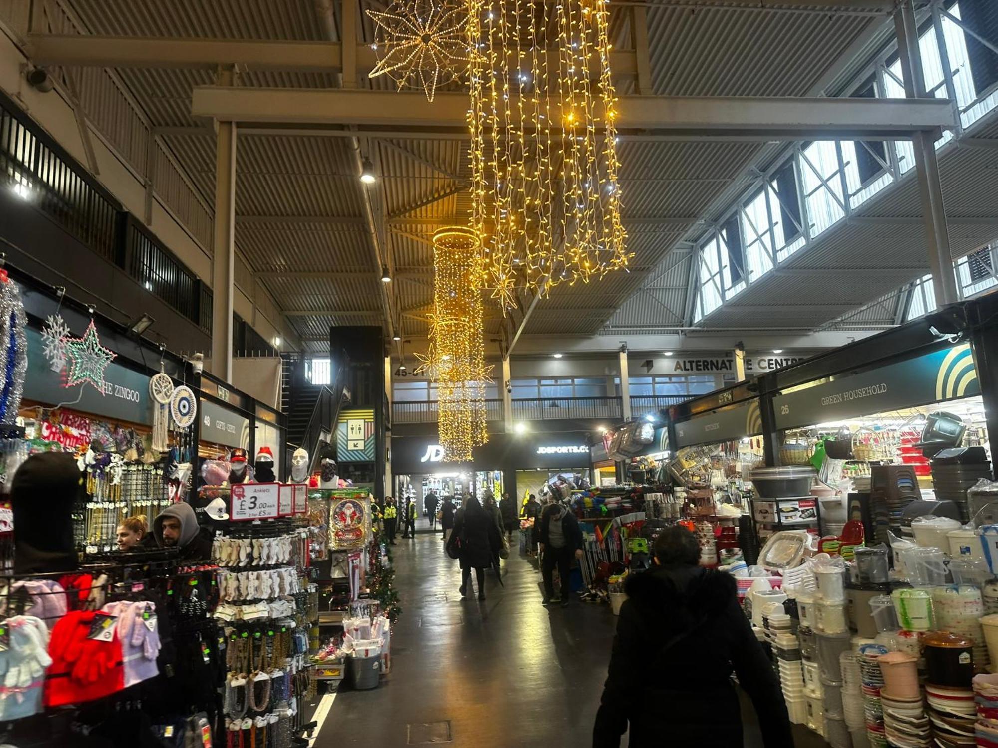 2 Bed 2 Bath - Free Parking - 3min Walk To The Train Station - 19min To Liverpool Street 5min To Victoria Line 1gb Broadband Super Fast Internet Ground Floor 100s Of Shops Restaurants Bakeries 24-hour Asda Superst Apartamento Londres