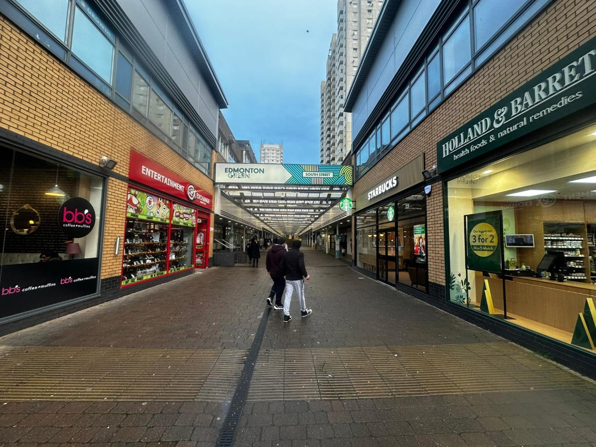 2 Bed 2 Bath - Free Parking - 3min Walk To The Train Station - 19min To Liverpool Street 5min To Victoria Line 1gb Broadband Super Fast Internet Ground Floor 100s Of Shops Restaurants Bakeries 24-hour Asda Superst Londres