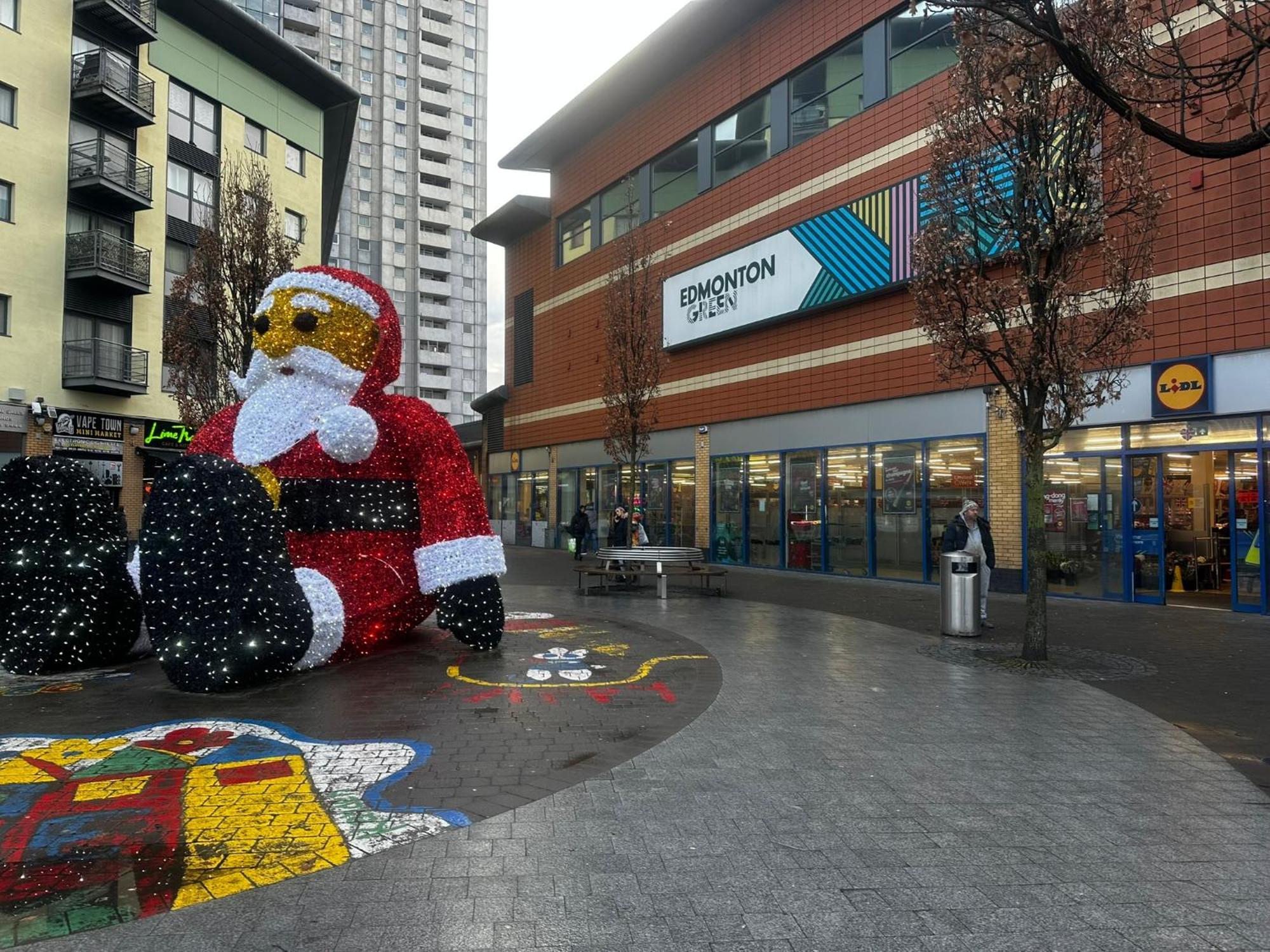 2 Bed 2 Bath - Free Parking - 3min Walk To The Train Station - 19min To Liverpool Street 5min To Victoria Line 1gb Broadband Super Fast Internet Ground Floor 100s Of Shops Restaurants Bakeries 24-hour Asda Superst Apartamento