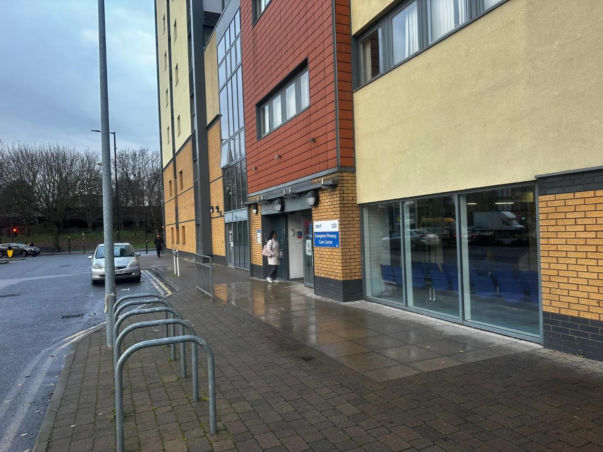 2 Bed 2 Bath - Free Parking - 3min Walk To The Train Station - 19min To Liverpool Street 5min To Victoria Line 1gb Broadband Super Fast Internet Ground Floor 100s Of Shops Restaurants Bakeries 24-hour Asda Superst Apartamento *