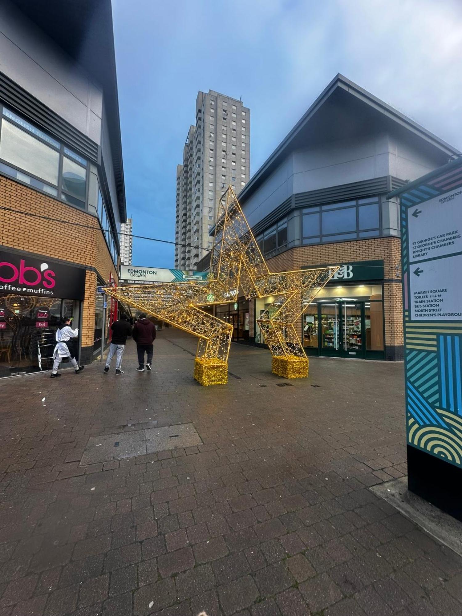 2 Bed 2 Bath - Free Parking - 3min Walk To The Train Station - 19min To Liverpool Street 5min To Victoria Line 1gb Broadband Super Fast Internet Ground Floor 100s Of Shops Restaurants Bakeries 24-hour Asda Superst * Londres