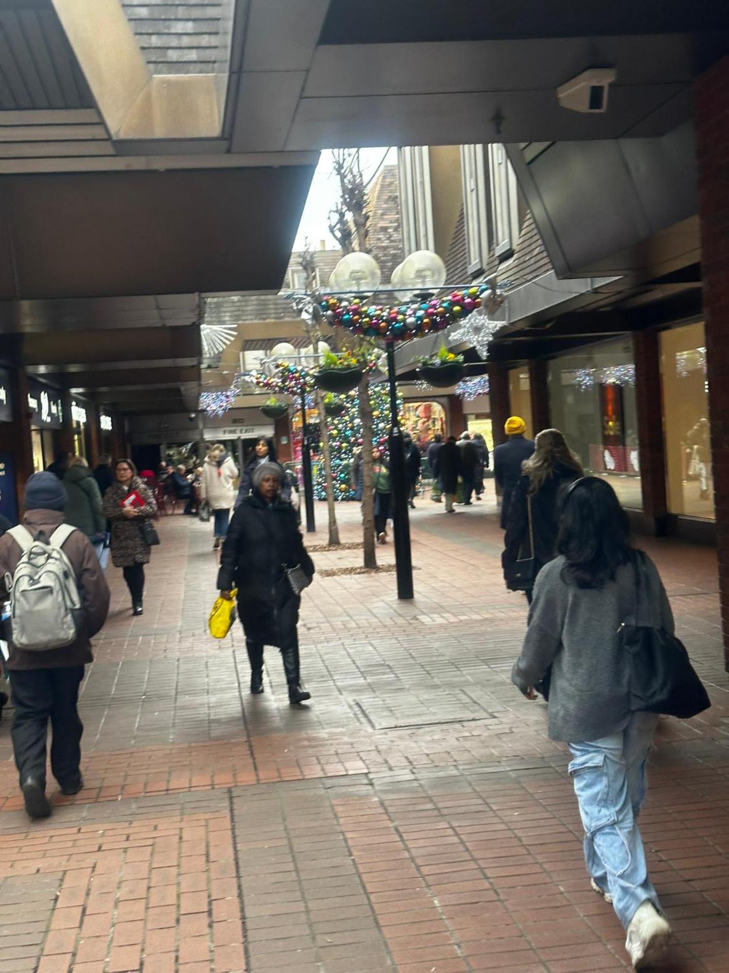 Apartamento 2 Bed 2 Bath - Free Parking - 3min Walk To The Train Station - 19min To Liverpool Street 5min To Victoria Line 1gb Broadband Super Fast Internet Ground Floor 100s Of Shops Restaurants Bakeries 24-hour Asda Superst
