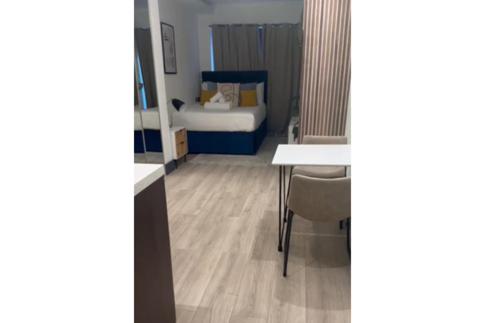 Chic Studio W/ Outdoor Space -excellent Location Apartamento Londres