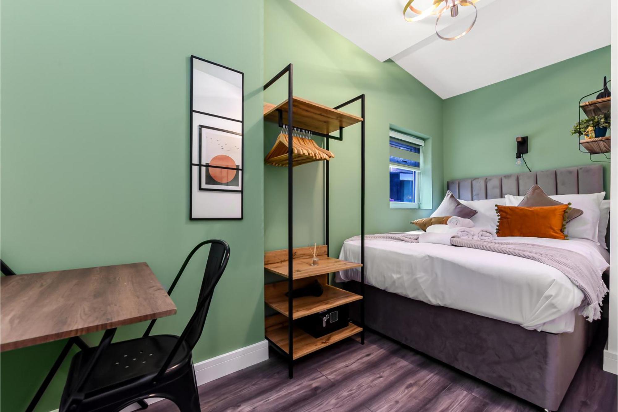 Fabulous One Bedroom Flat With Private Garden Apartment *