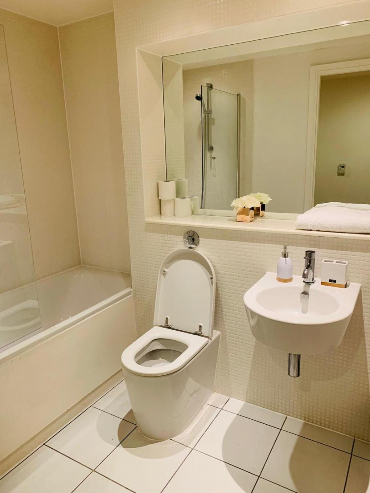 Canary Wharf View Apartment *