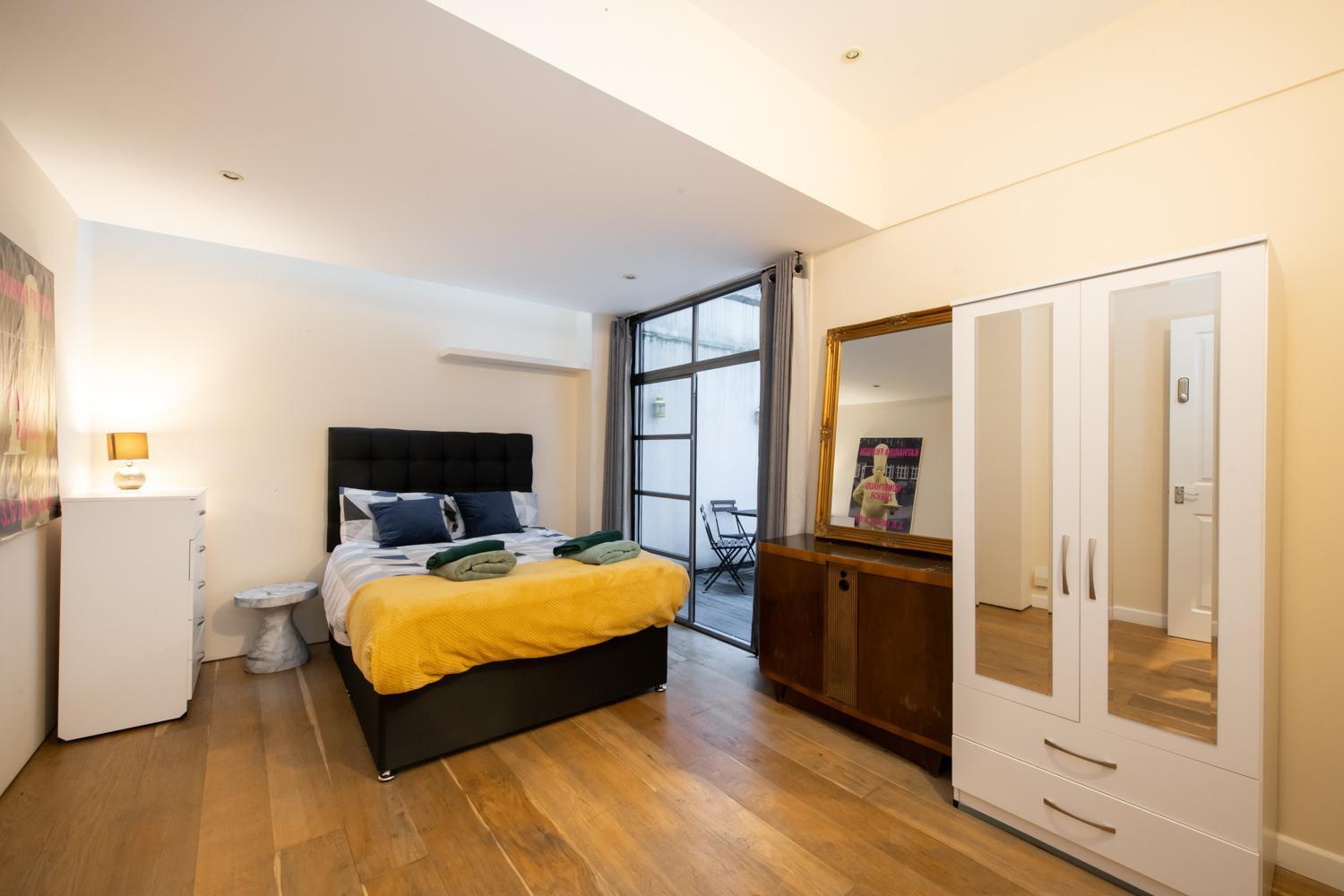 Pollen Street, Three-bedroom Flat Appartement *