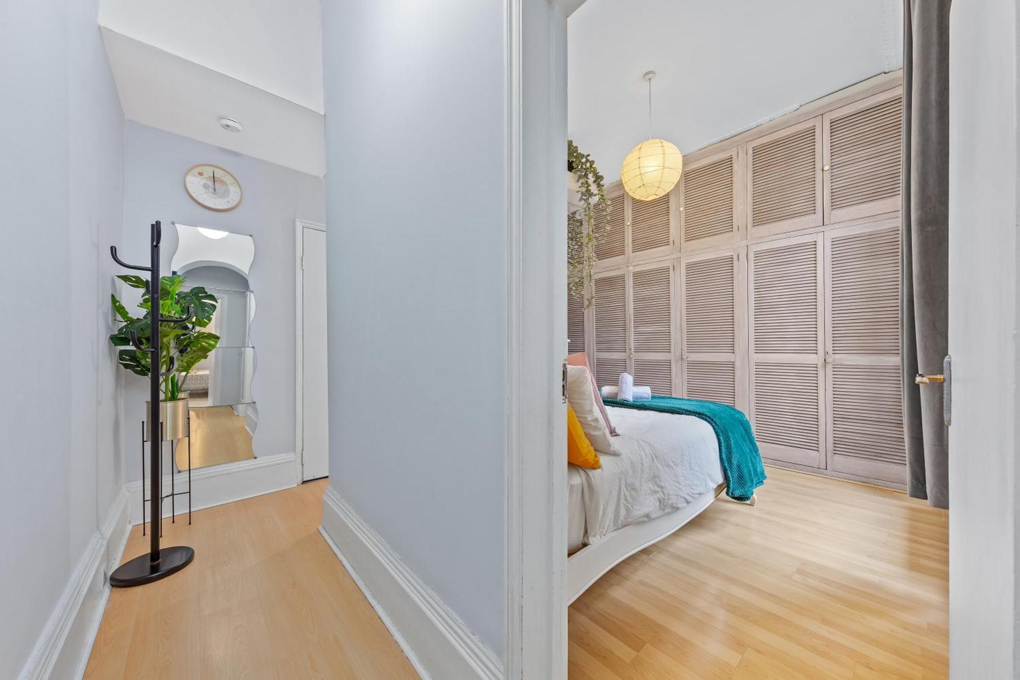 Artist's Bright Hampstead Heath Village 2 Bed Appartement