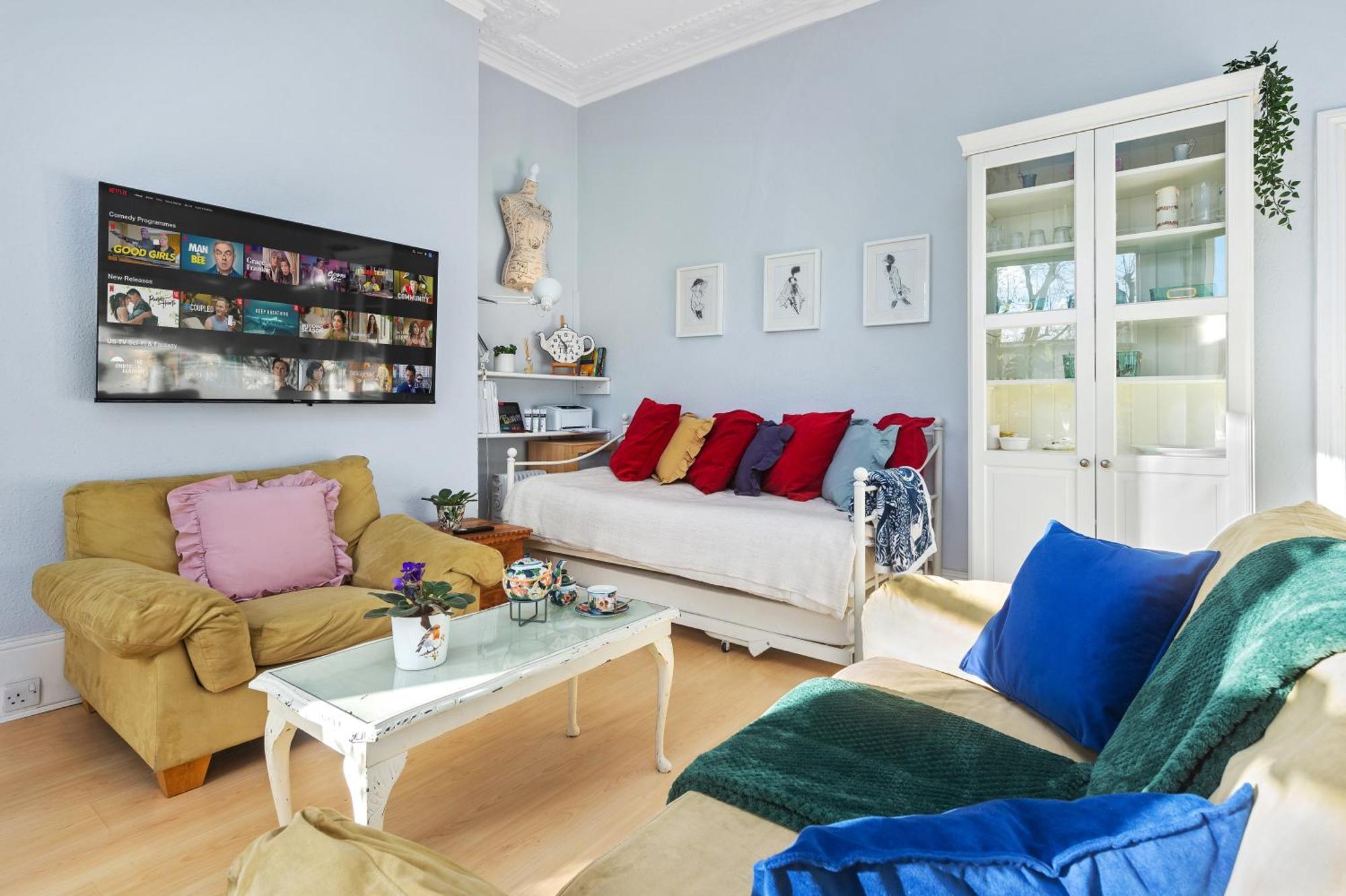 Artist's Bright Hampstead Heath Village 2 Bed Appartement *