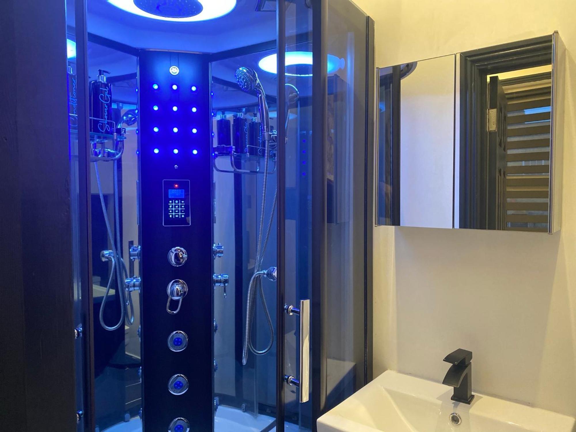 Duke And Duchess And - Private In Hot Tub Apartahotel