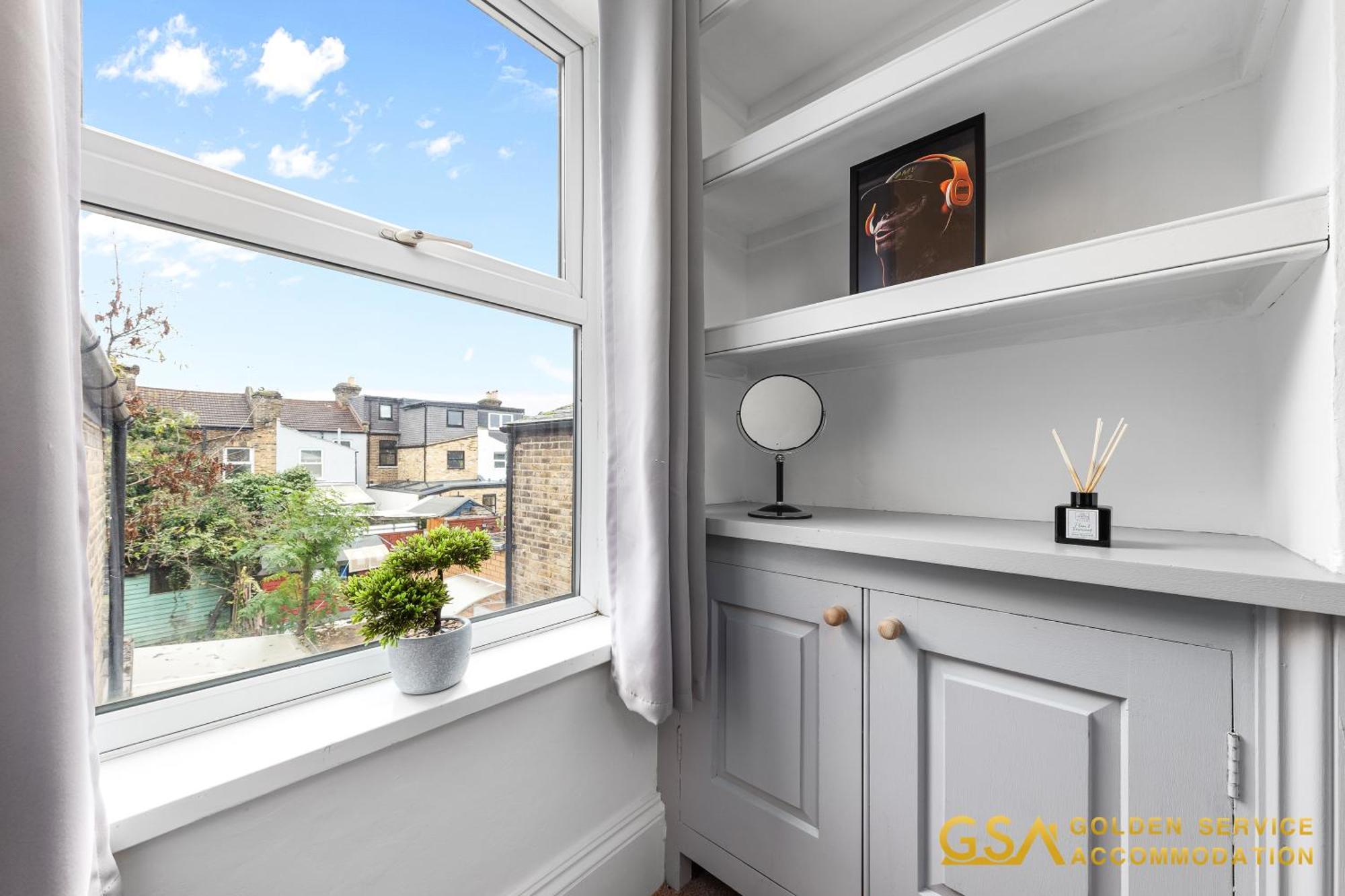 Stylist And Cosy 3 Bed House Leytonstone Sleeps 7 *
