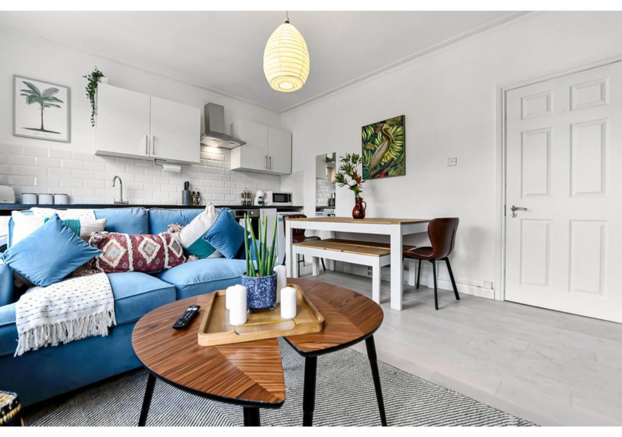 Earth Tones & Greenery: 4br Flat Sleeps 8 Londres