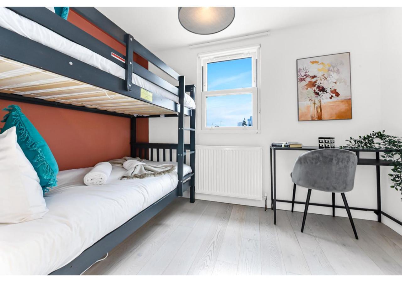 Earth Tones & Greenery: 4br Flat Sleeps 8 Londres