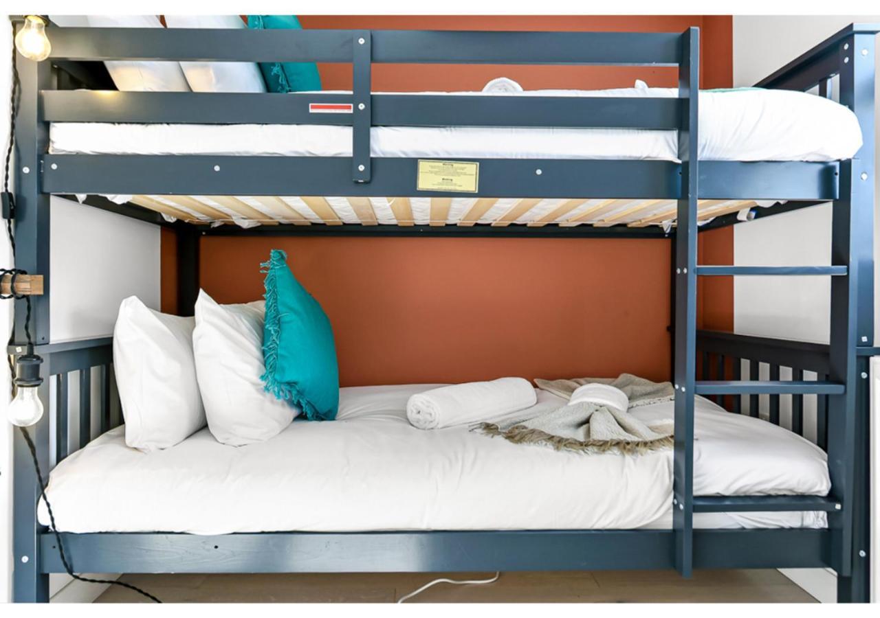 Earth Tones & Greenery: 4br Flat Sleeps 8 Londres