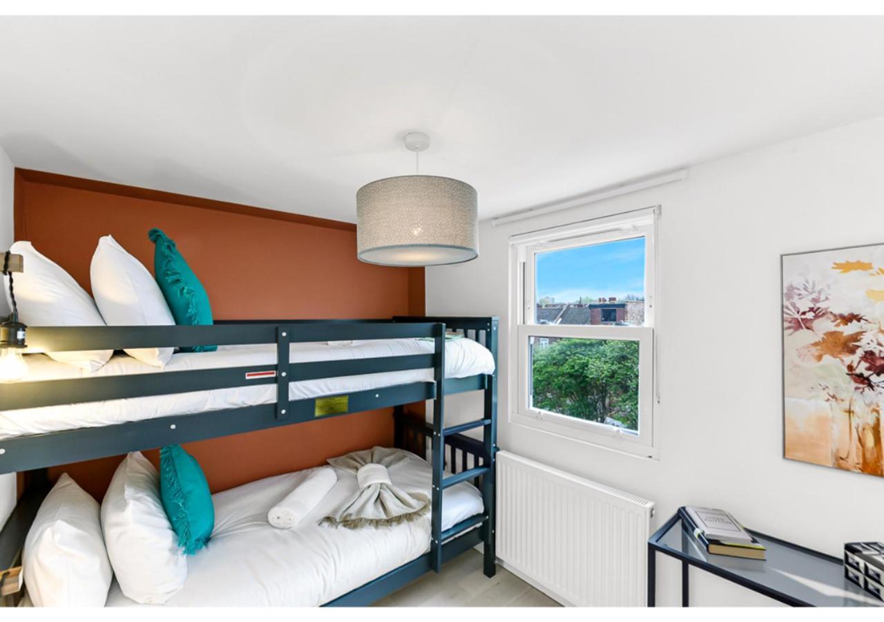 Earth Tones & Greenery: 4br Flat Sleeps 8 *