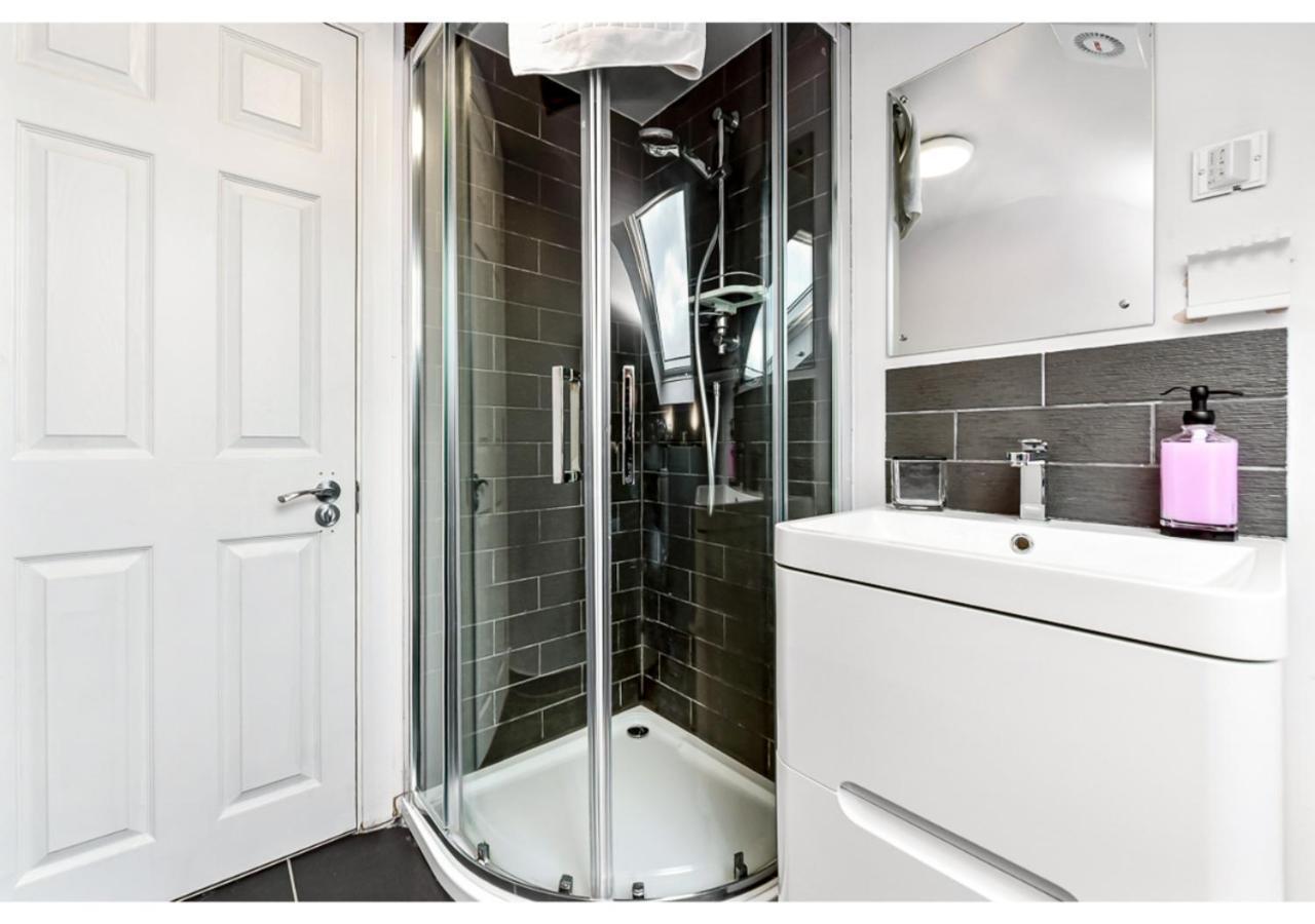 Earth Tones & Greenery: 4br Flat Sleeps 8