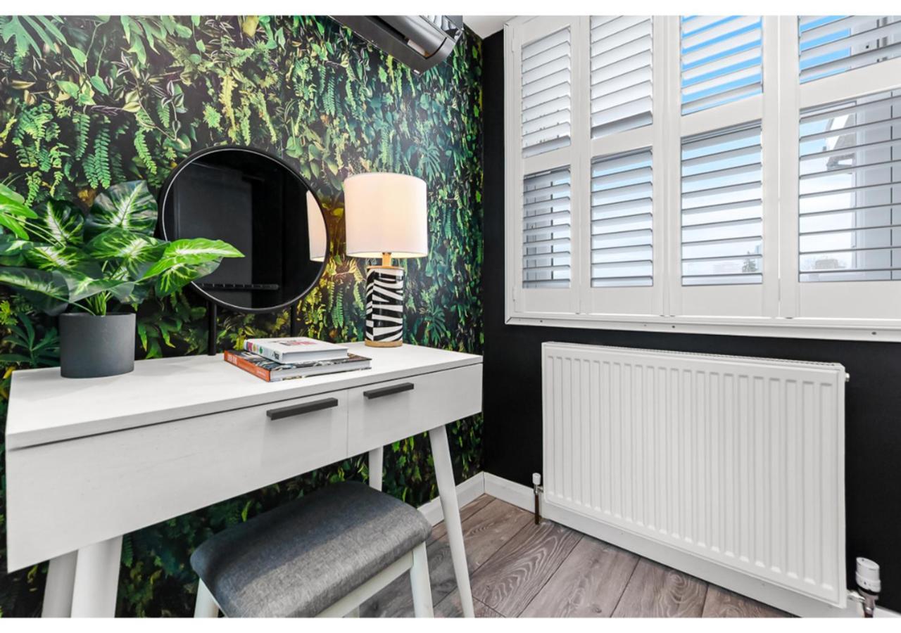 Earth Tones & Greenery: 4br Flat Sleeps 8 *