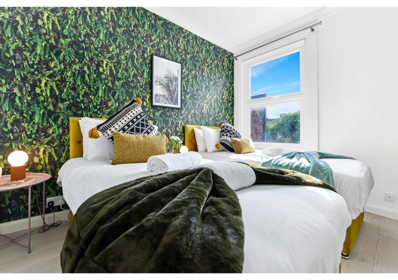 Earth Tones & Greenery: 4br Flat Sleeps 8