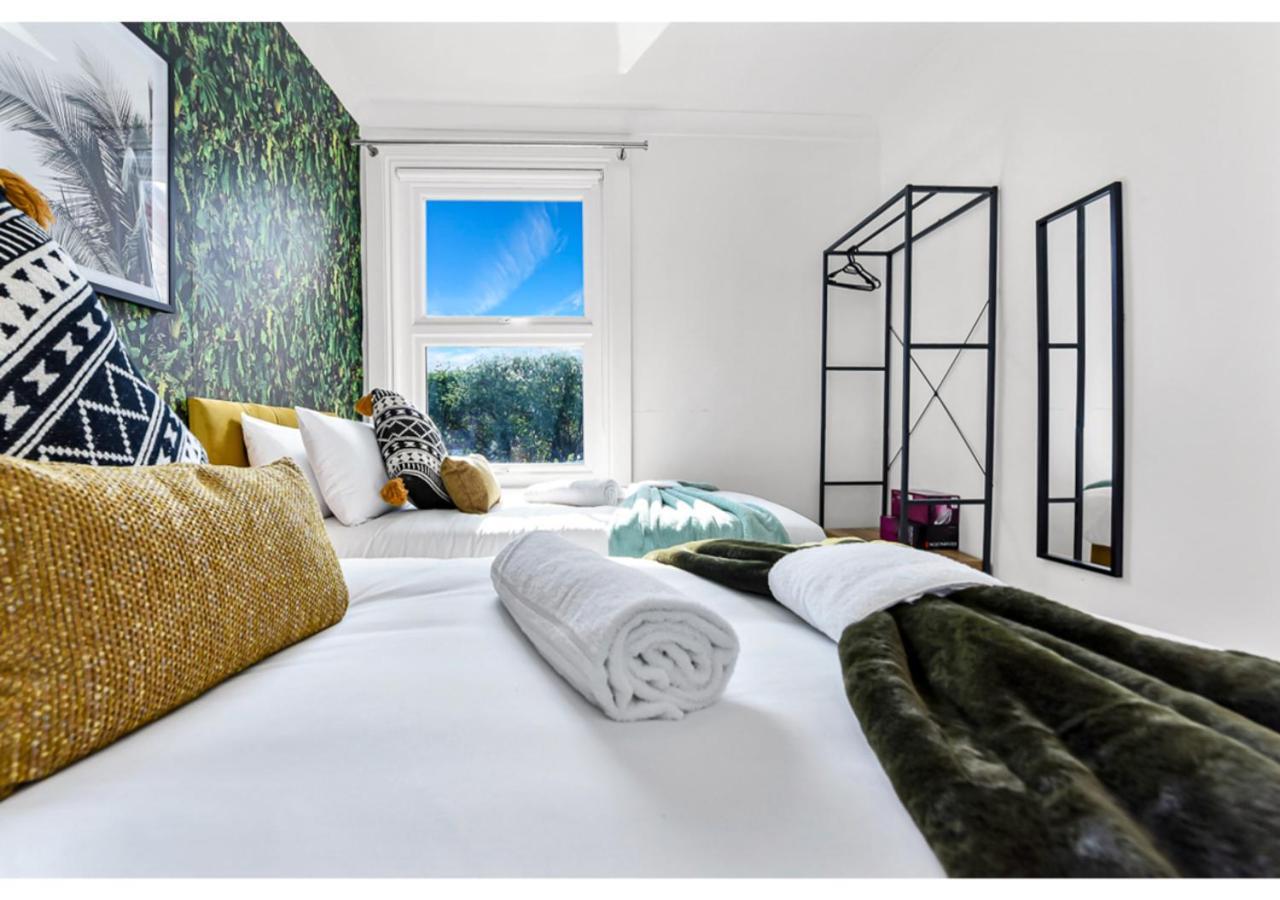 Earth Tones & Greenery: 4br Flat Sleeps 8 * Londres