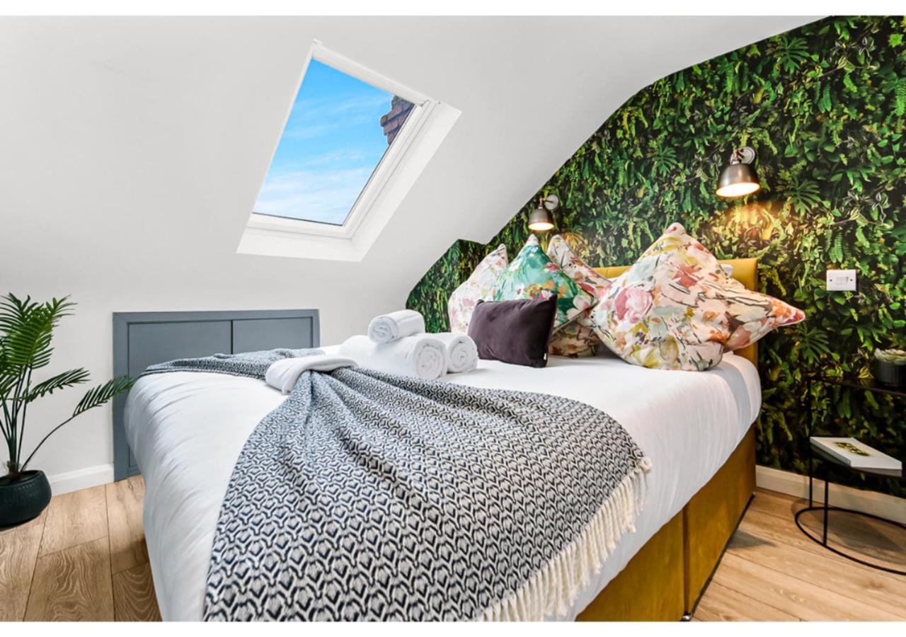 Earth Tones & Greenery: 4br Flat Sleeps 8 Appartement