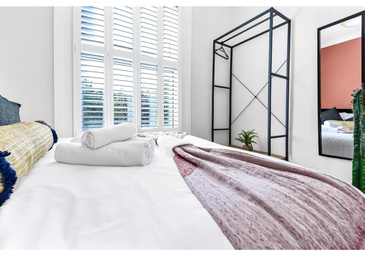 Earth Tones & Greenery: 4br Flat Sleeps 8 *