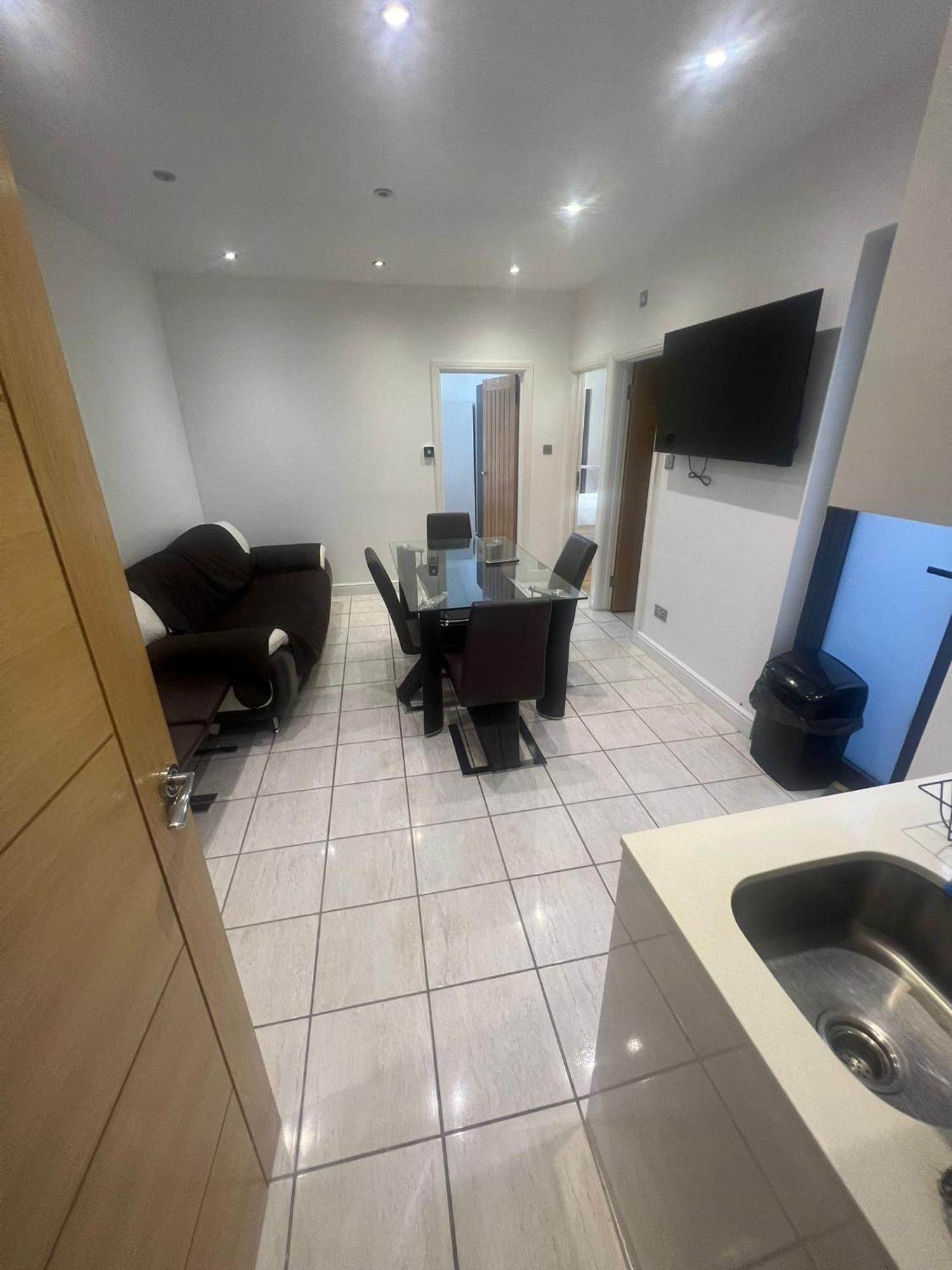 N8, Modern 2 Bedroom Apartamento *
