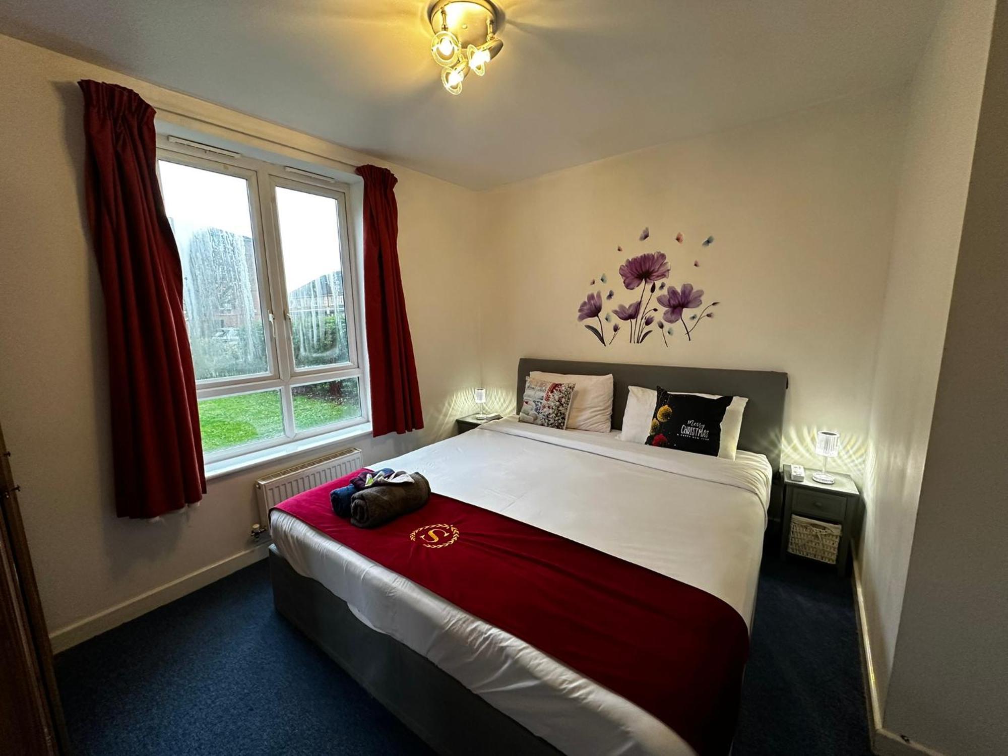 Apartamento 2 Bed 2 Bath - Free Parking - 3min Walk To The Train Station - 19min To Liverpool Street 5min To Victoria Line 1gb Broadband Super Fast Internet Ground Floor 100s Of Shops Restaurants Bakeries 24-hour Asda Superst