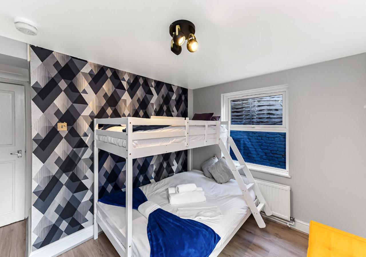 Amazing 2 Bedroom Flat In *