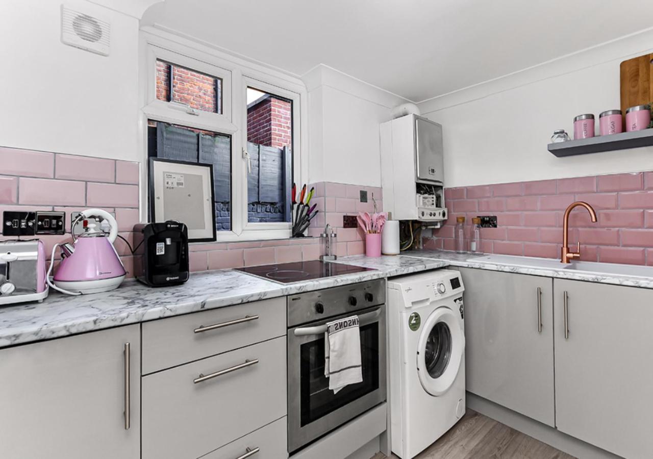 Amazing 2 Bedroom Flat In *