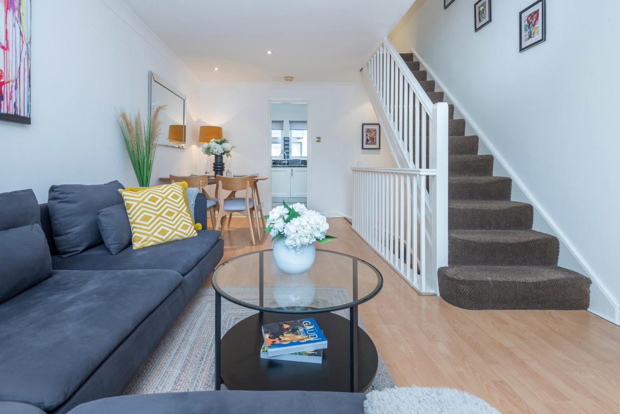 2 Bed Town House With Garden In Hackney, *