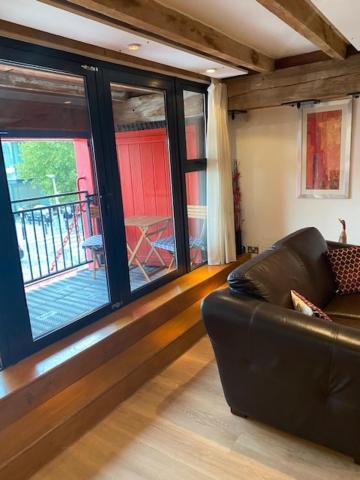 Apartamento 3, Warehouse K *