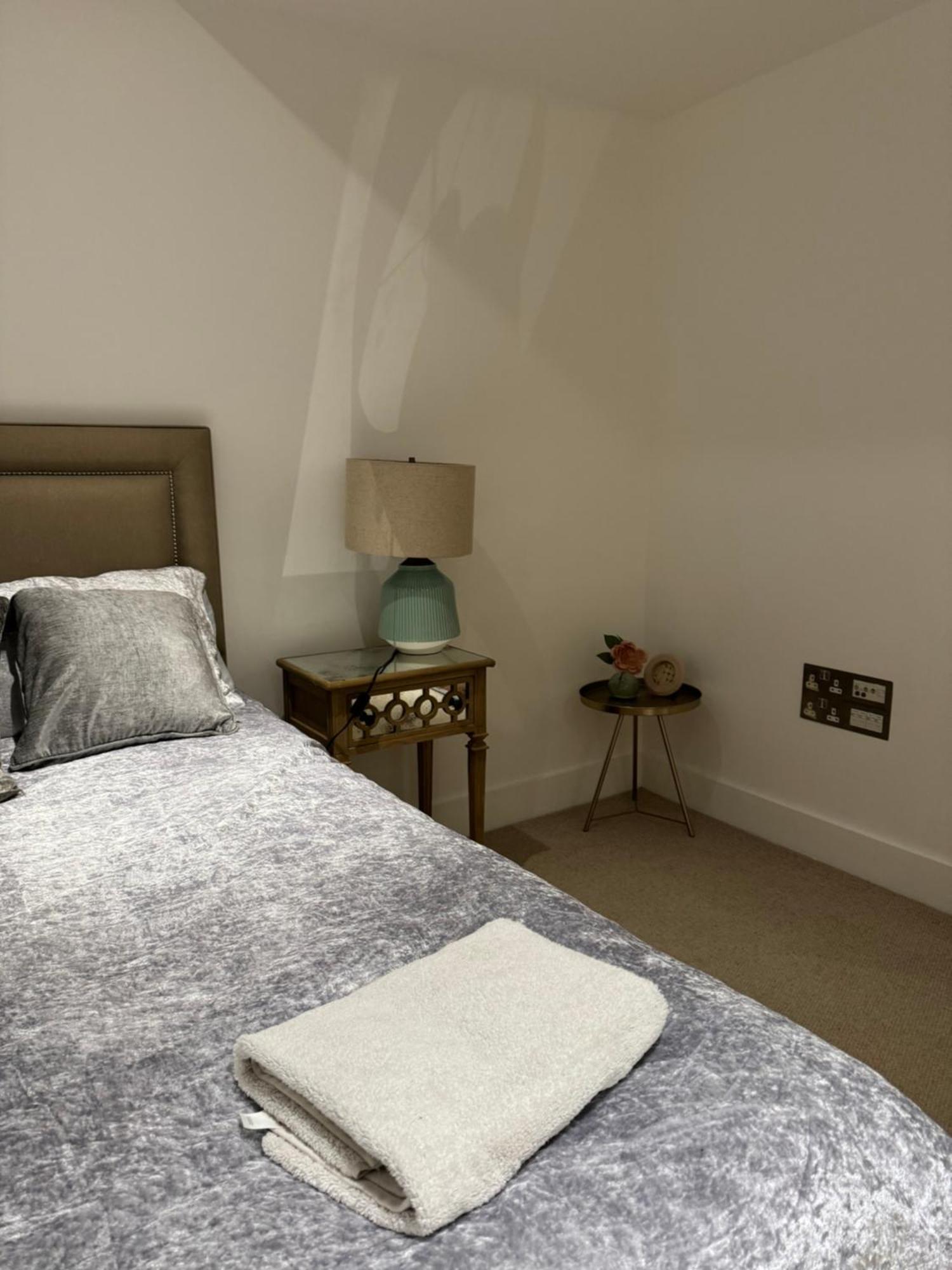 2 Bed 2 Bath - Amazing Views Of And River Thames * Londen