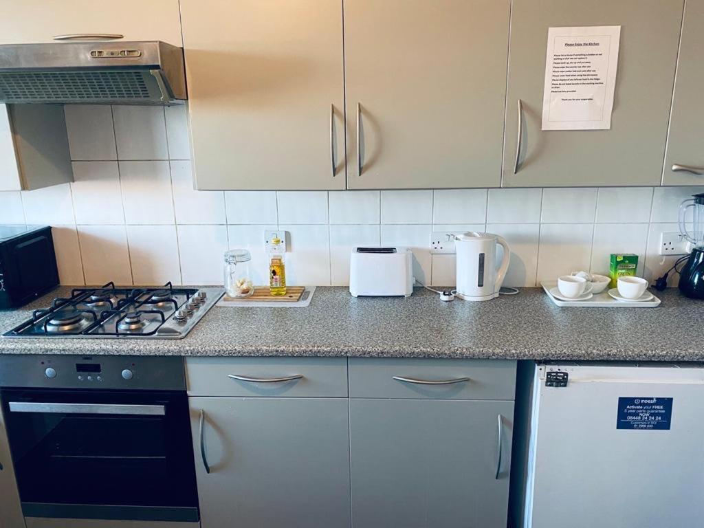 Four Bedroom Flat In Foresthill London
