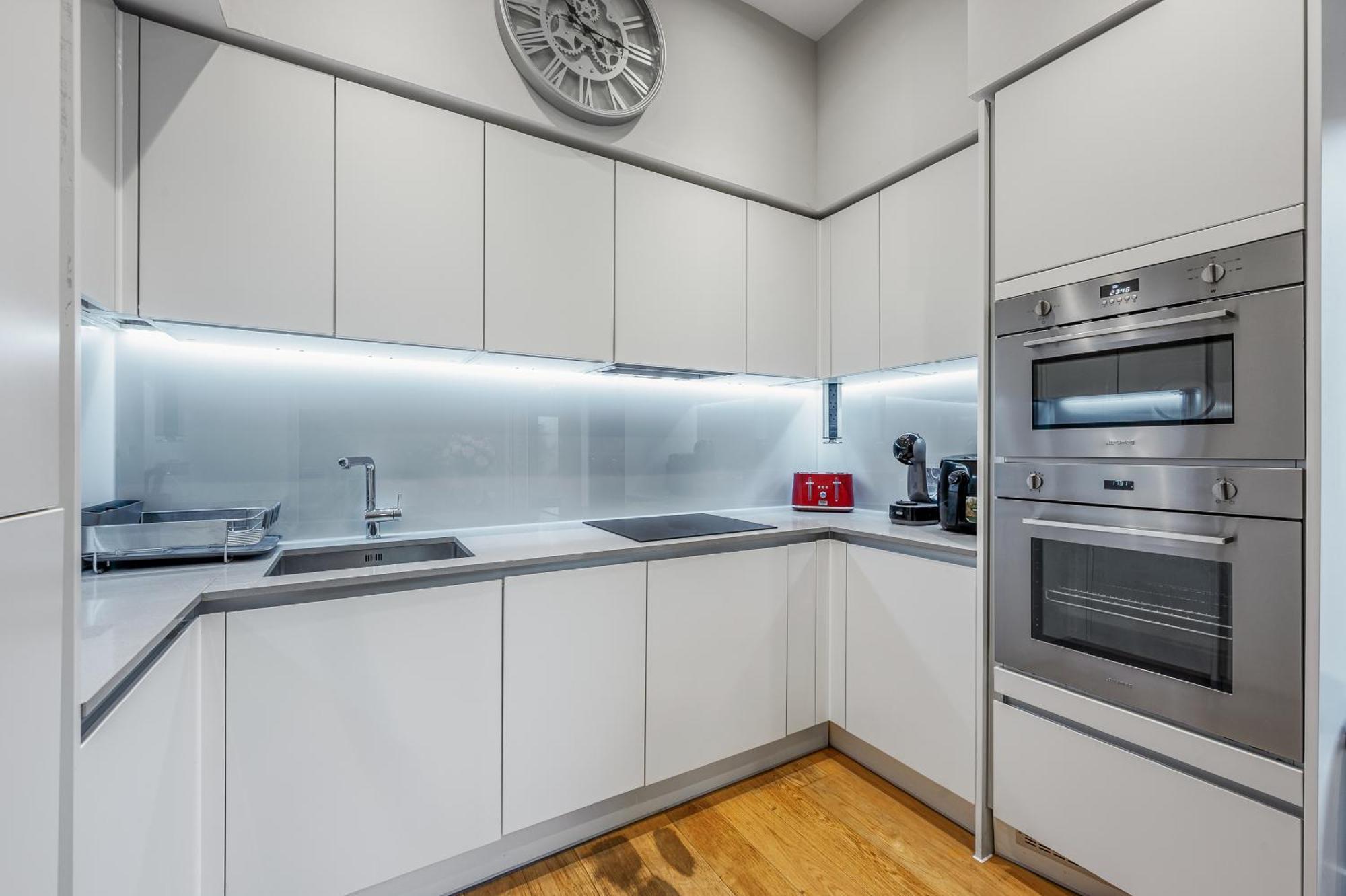 Large Modern One Bedroom Apartamento