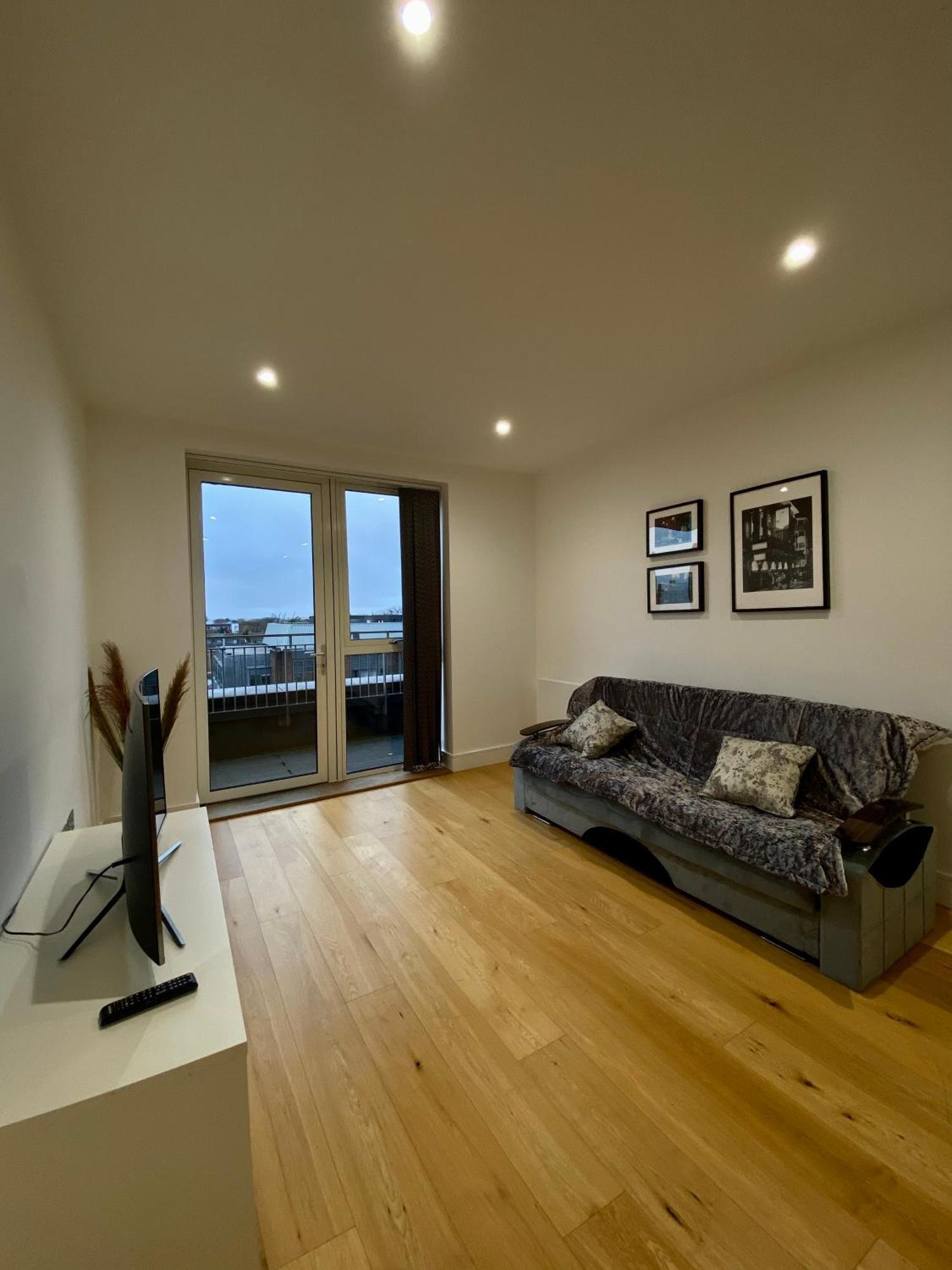 Spacious 2 Bedroom Penthouse Retreat Apartamento *