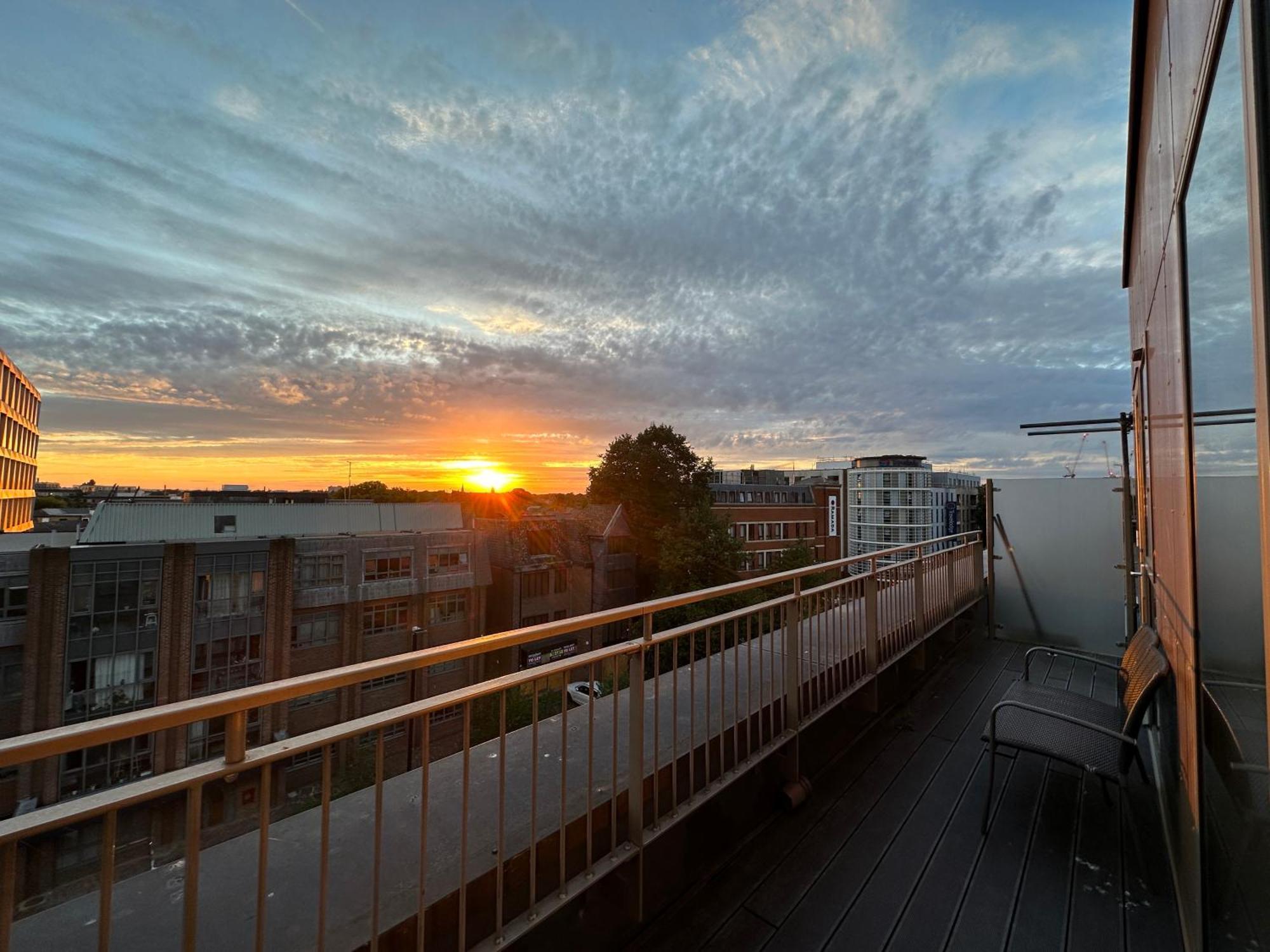 Spacious 2 Bedroom Penthouse Retreat Londres