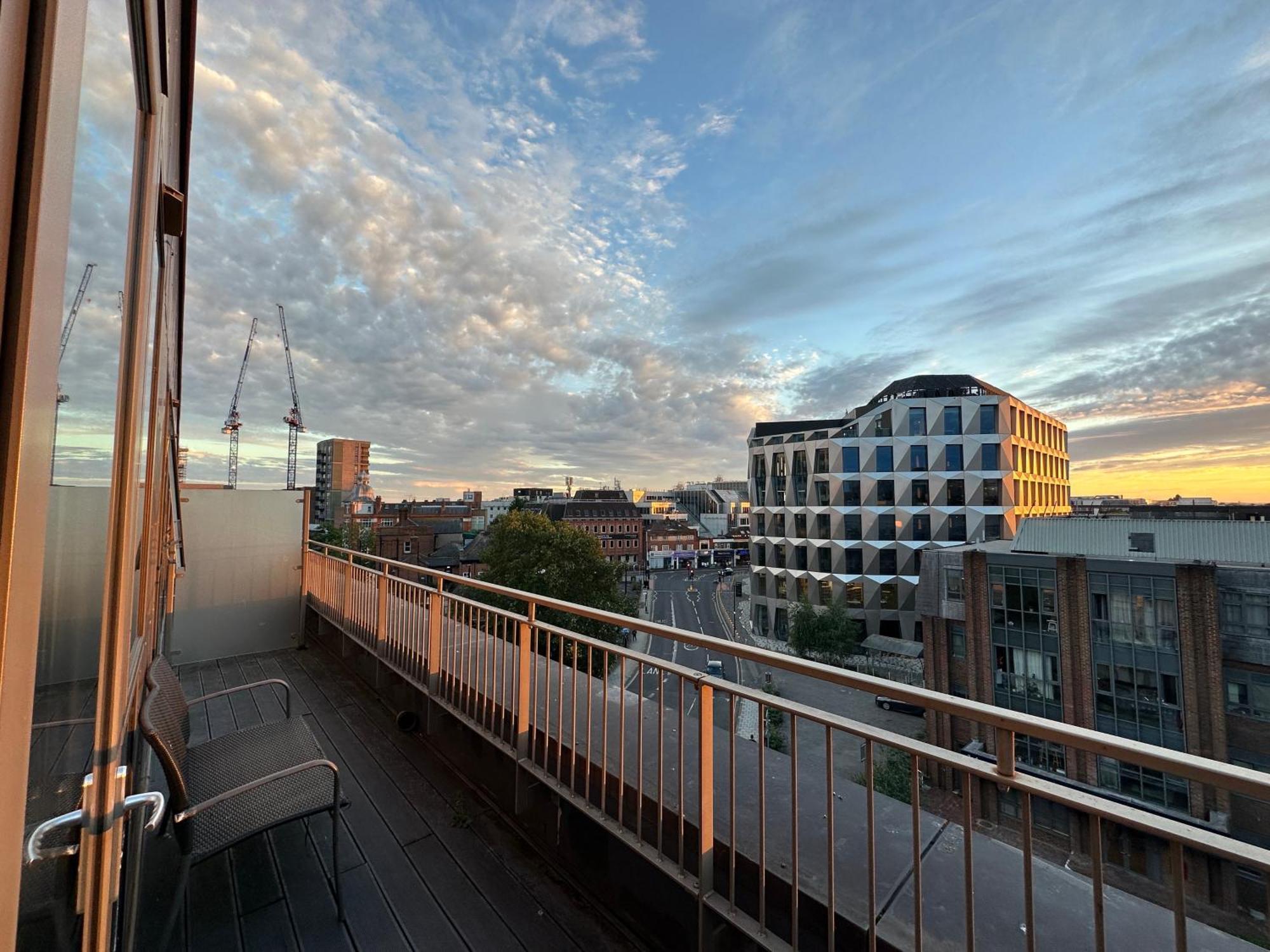 Spacious 2 Bedroom Penthouse Retreat Londres