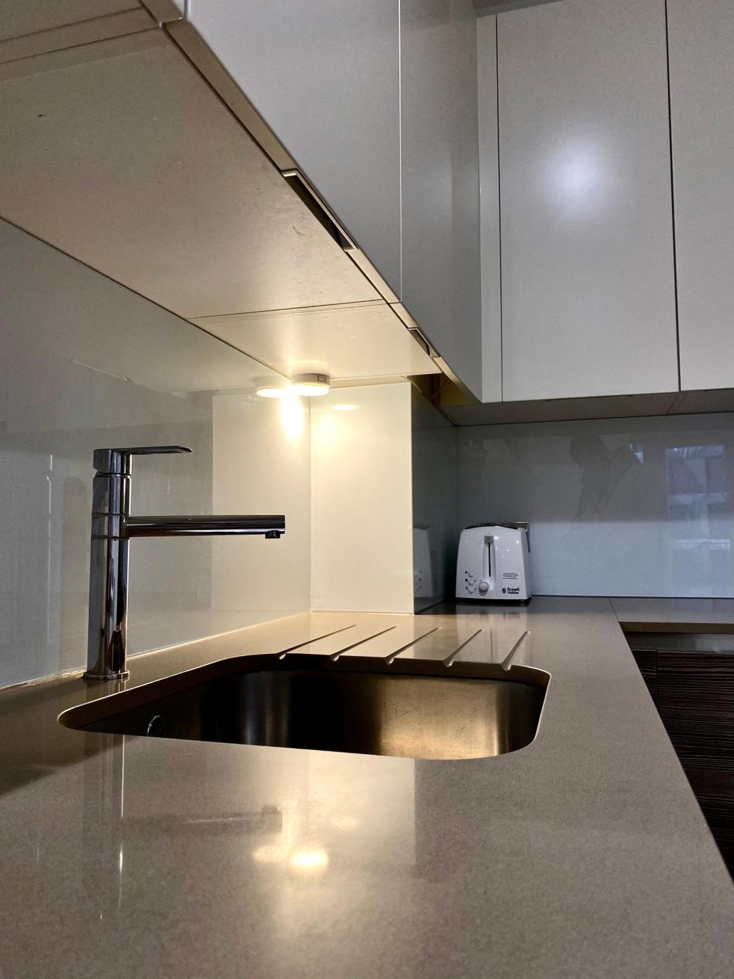 Spacious 2 Bedroom Penthouse Retreat Apartamento