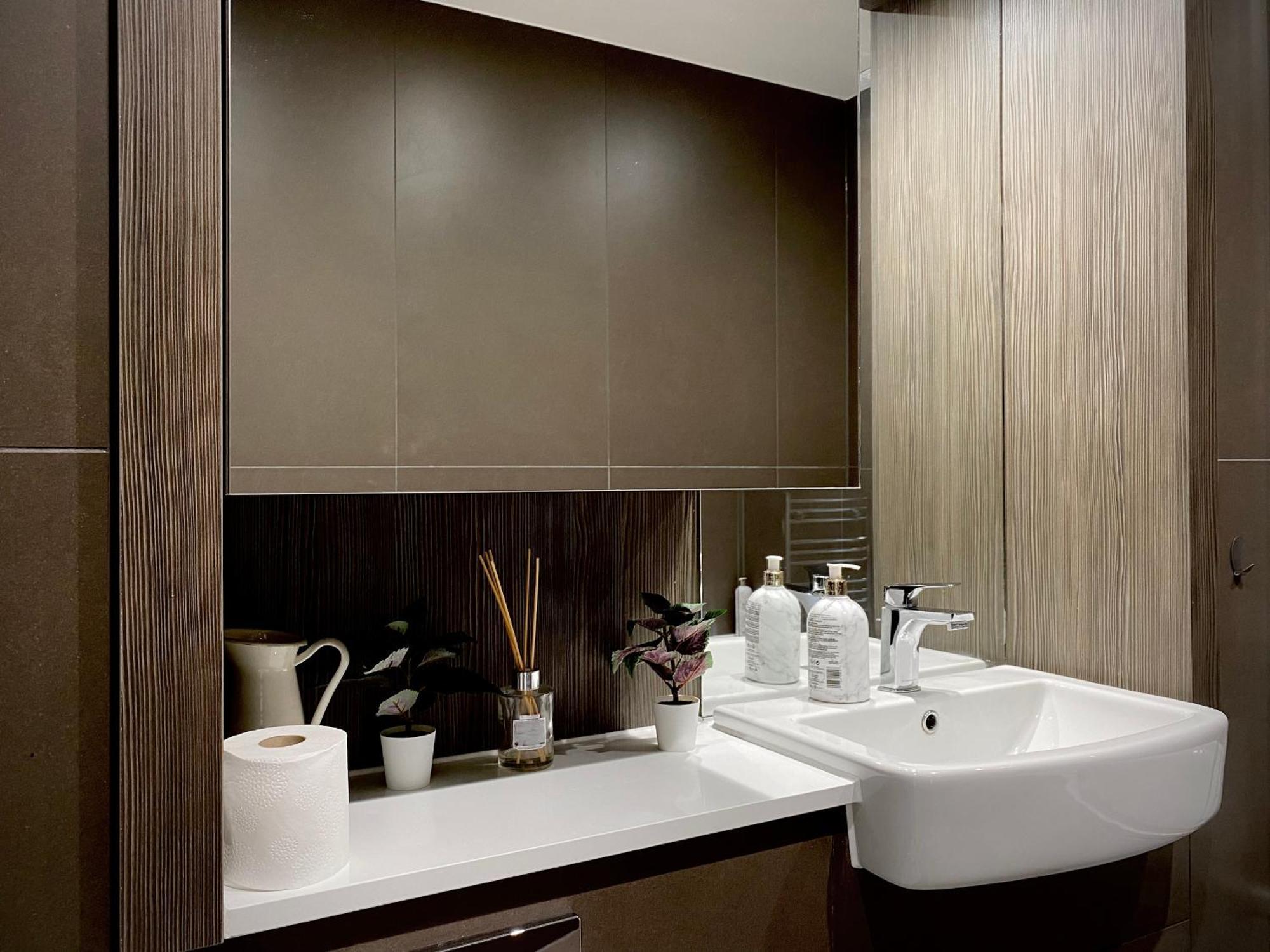 Spacious 2 Bedroom Penthouse Retreat Apartamento *