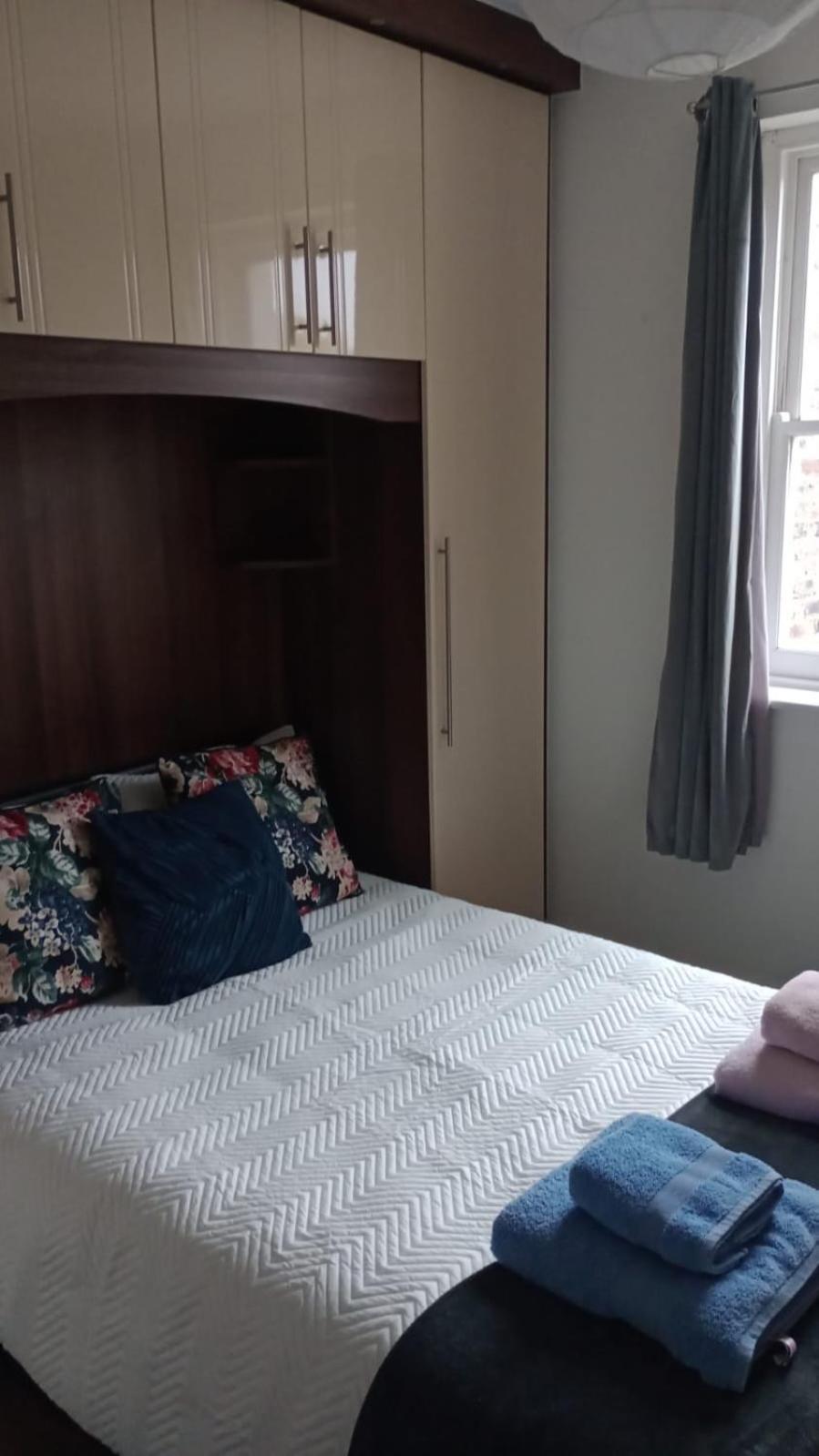 Guest house Notting Hill Next Door Bedroom In The Share Flat London