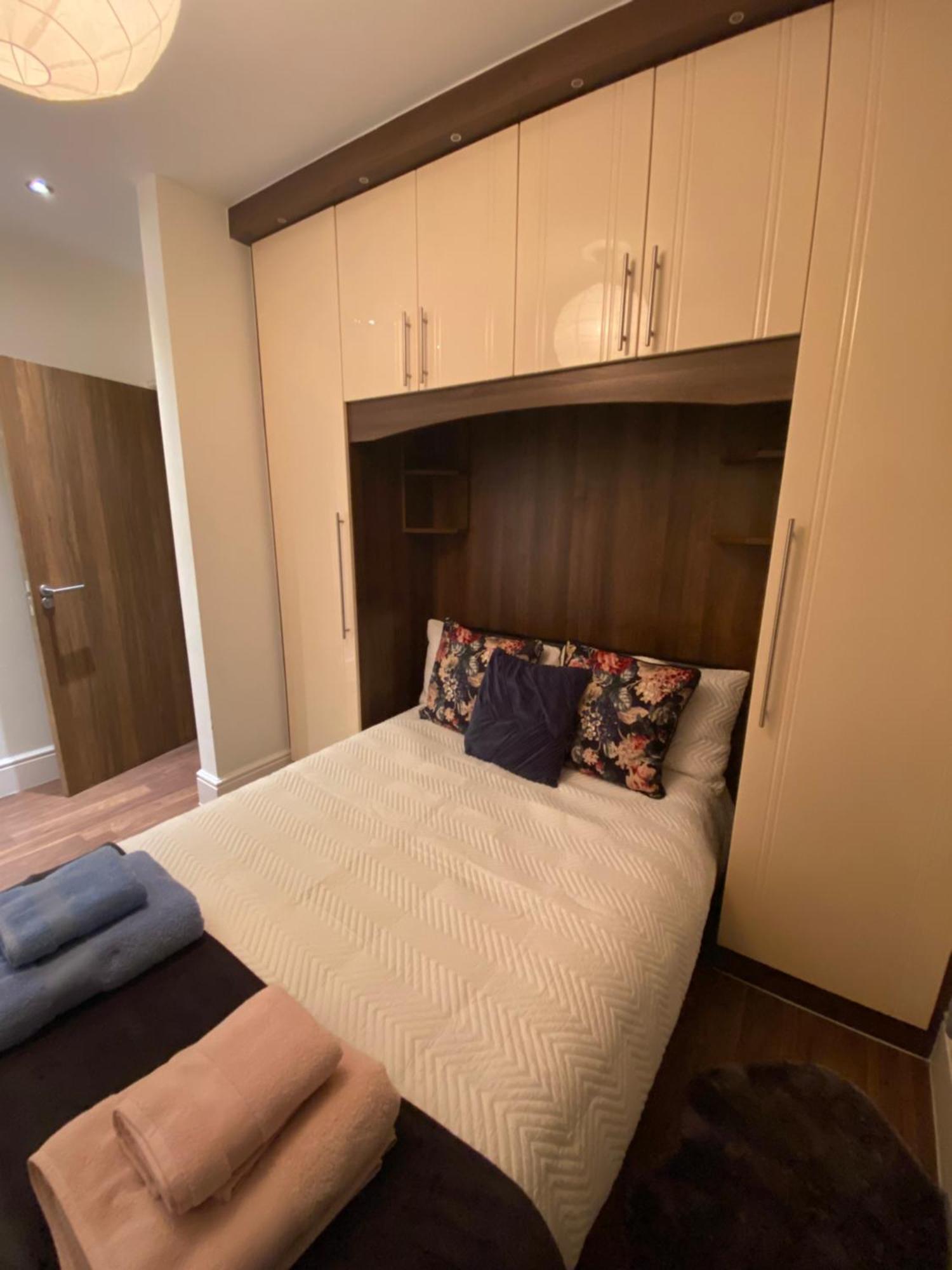 Guest house Notting Hill Next Door Bedroom In The Share Flat *