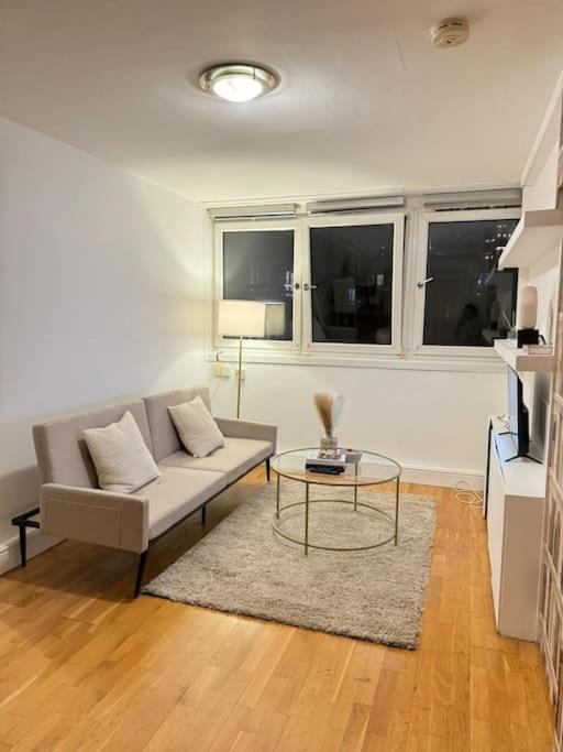 Apartment In Angel. *