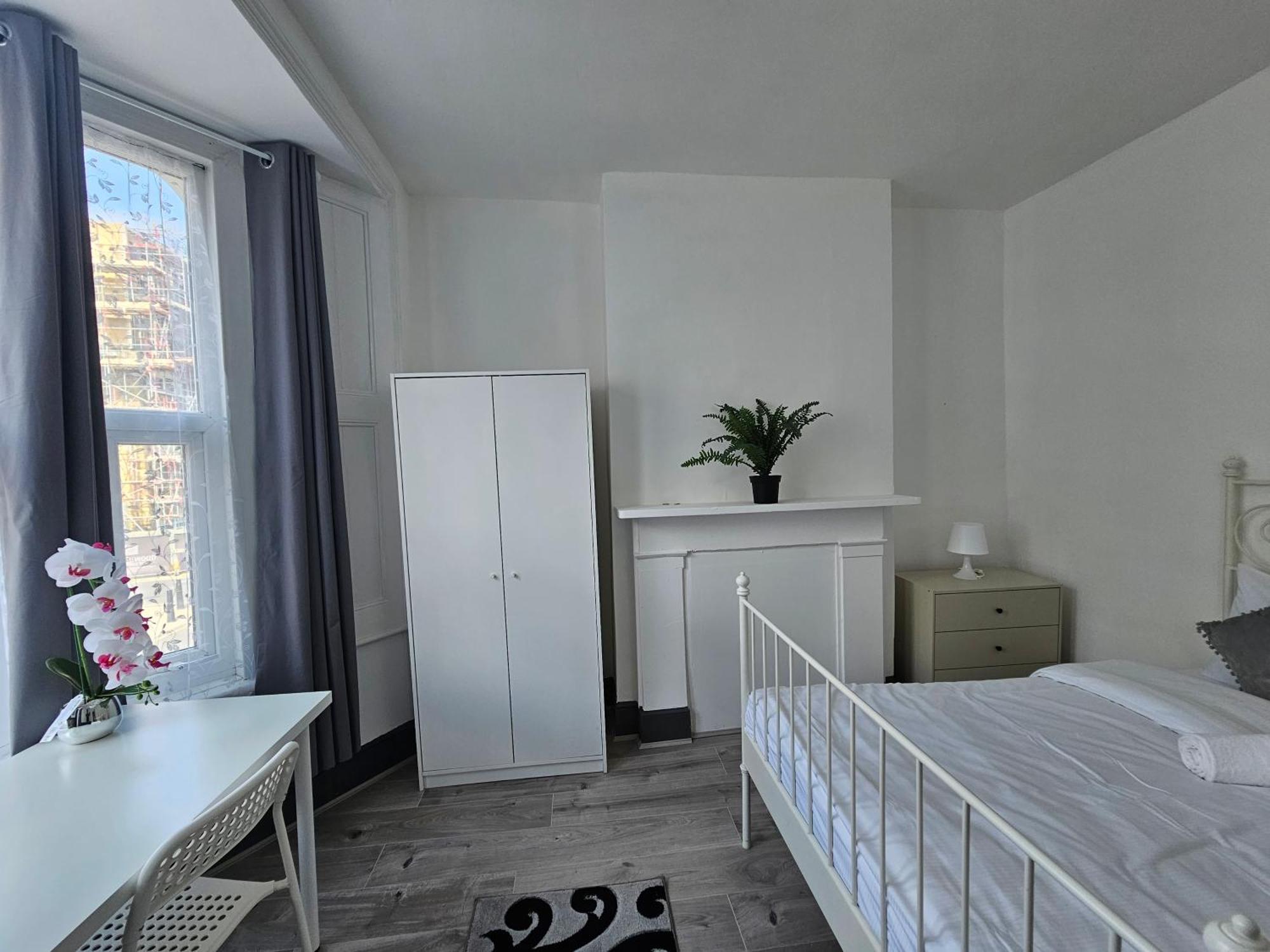 Homestay Family Near Queen Mary College