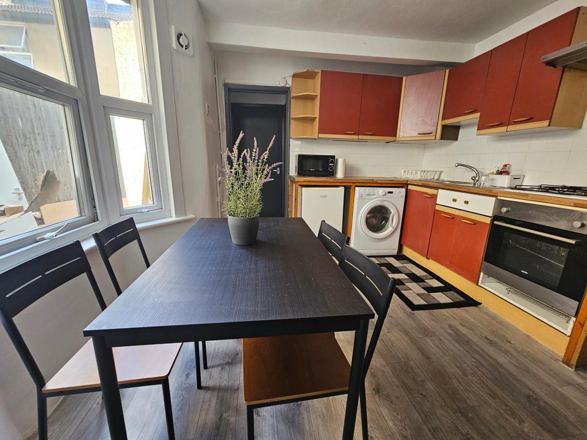 Homestay Family Near Queen Mary College