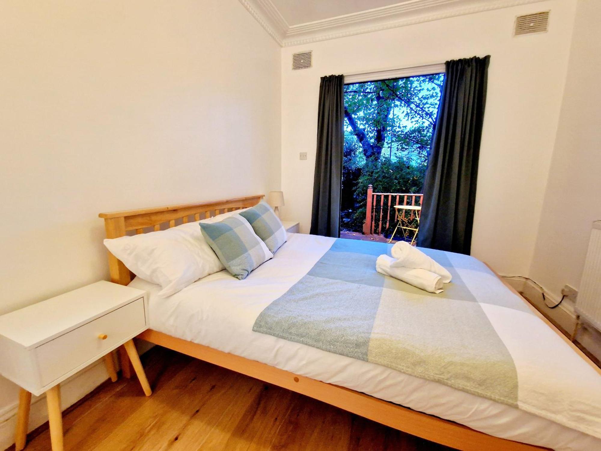 Lovely Ground Floor With High Ceiling And A Private Garden By Earl's Court Station Apartamento Londres