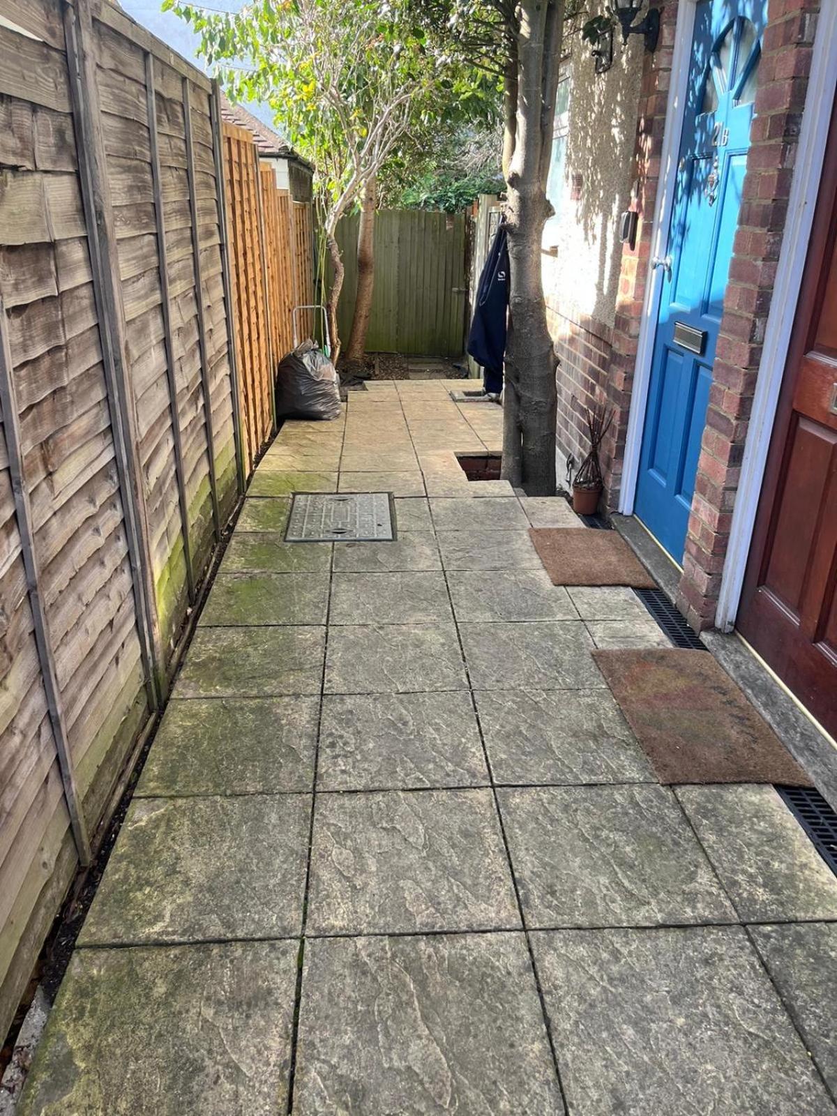 Double Bed Apartment: Steps From Platform Station Londres