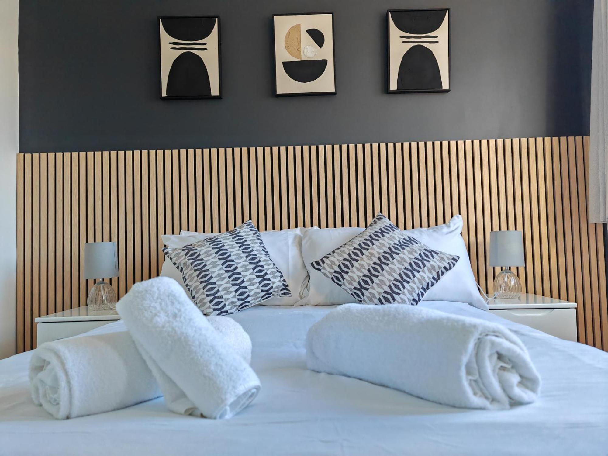 Modern - Accommodates 6 - Private Parking - 15min To Bridge, Eye And Charing Cross *