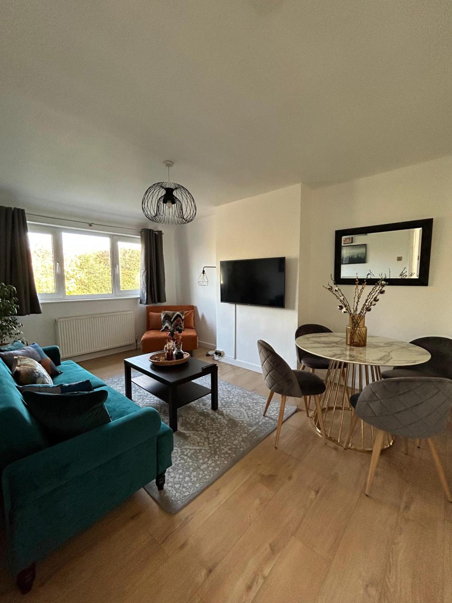Modern - Accommodates 6 - Private Parking - 15min To Bridge, Eye And Charing Cross * Londen