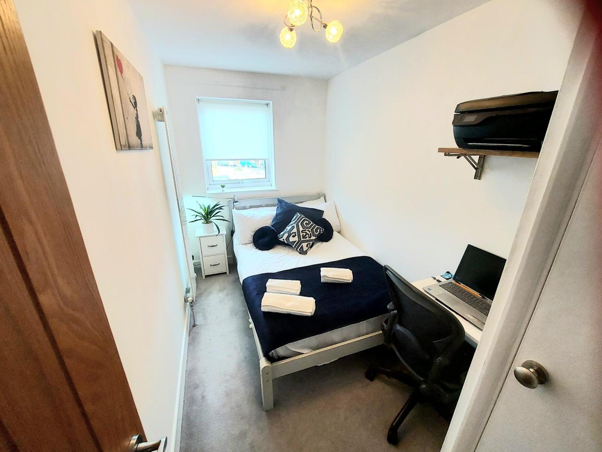 Hébergement de vacances Free Parking - 4 Bed - 3 Bath - Sofa Bed - Digital Lock Entry *