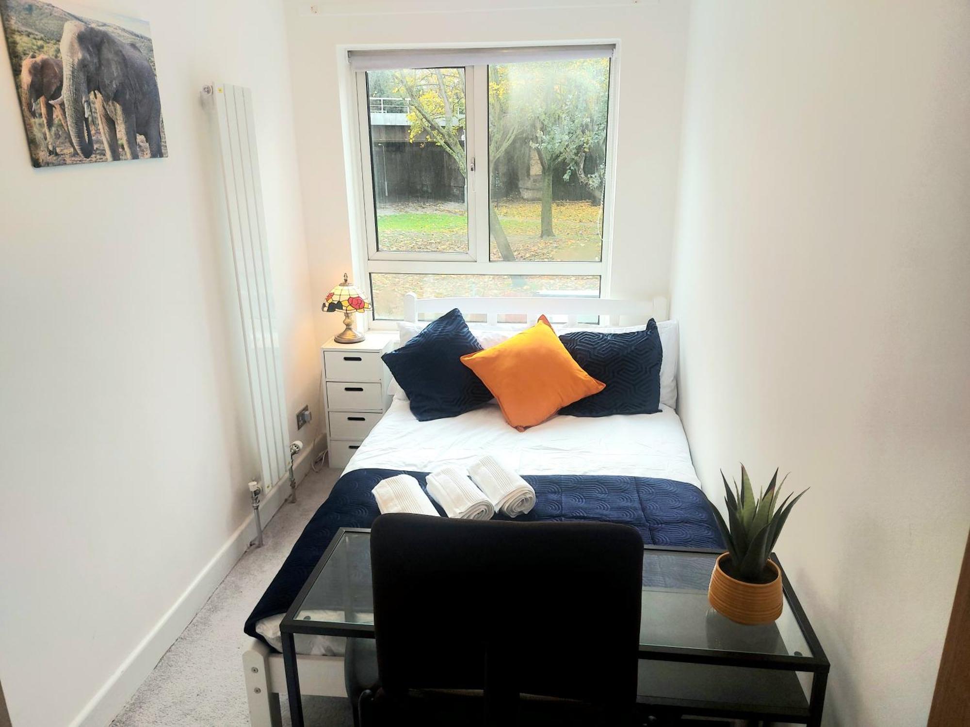 Free Parking - 4 Bed - 3 Bath - Sofa Bed - Digital Lock Entry Hébergement de vacances