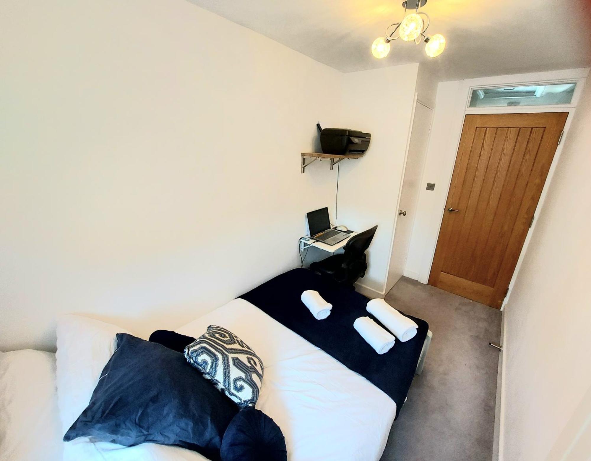 Hébergement de vacances Free Parking - 4 Bed - 3 Bath - Sofa Bed - Digital Lock Entry *